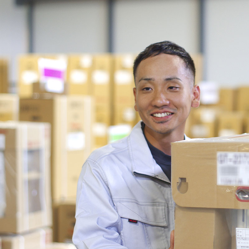 給湯器をトラックに積み込む